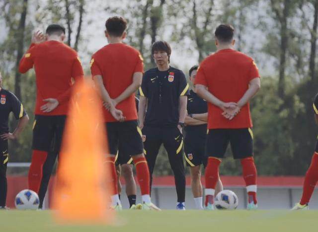 世界杯赛事资讯-国足对抗赛首战澳洲首发浮现：442不变欲以攻对攻？