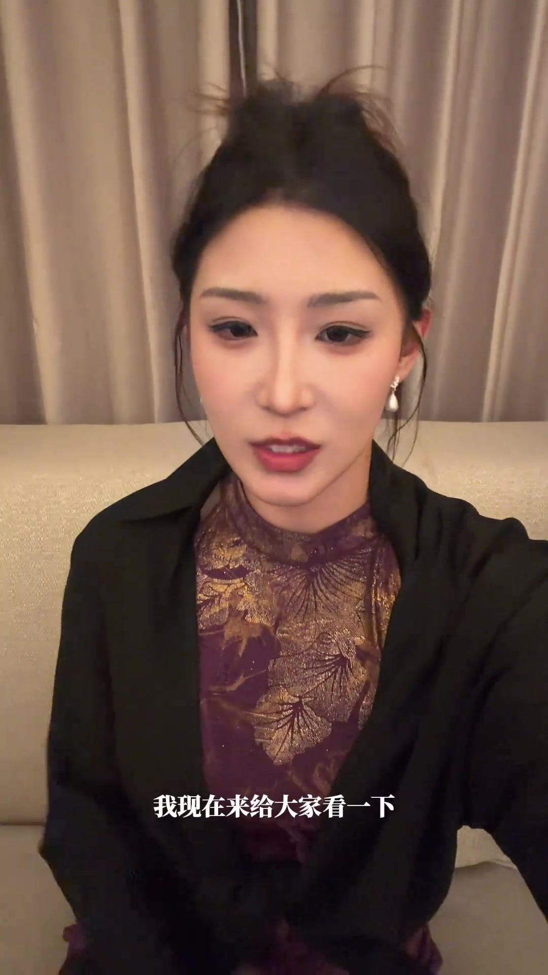世界杯赛事资讯-紫气东来！博主“马德李”穿紫色旗袍亮相亚洲杯抽签，助阵中国队